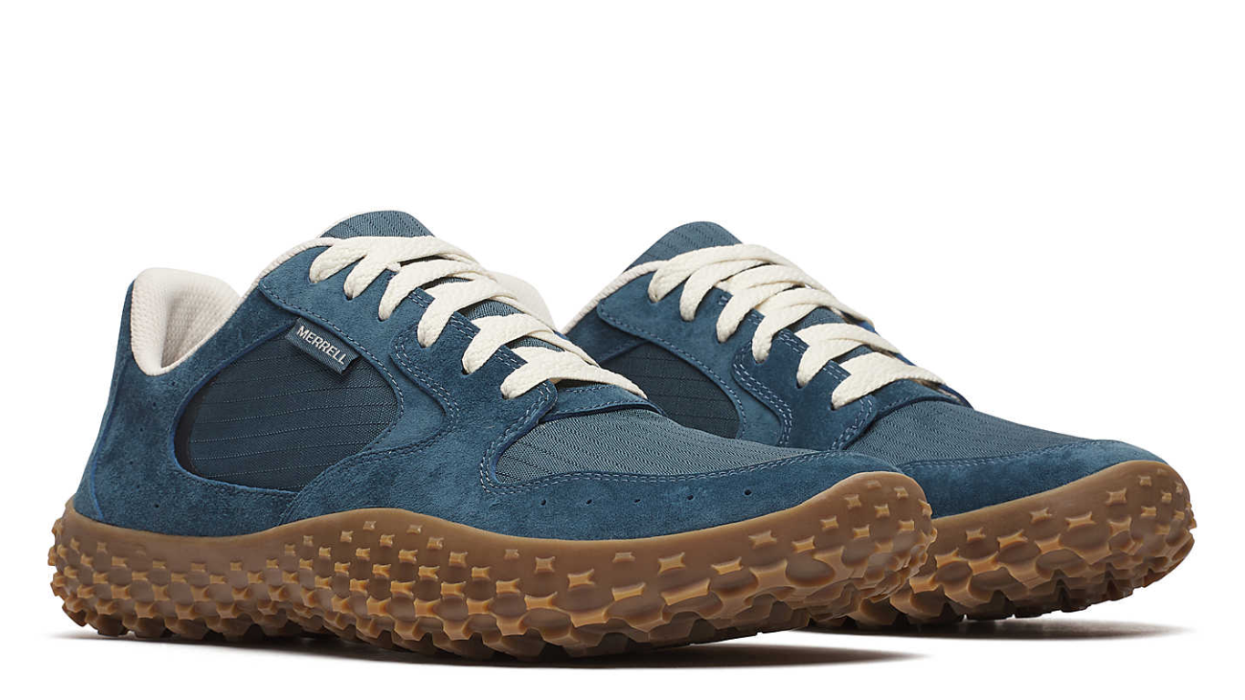 Merrell Wrapt Sneaker in Blau Dusk mit gedrehter paralleler Seitenansicht, sichtbar mit Wildleder und markanter Noppensohle