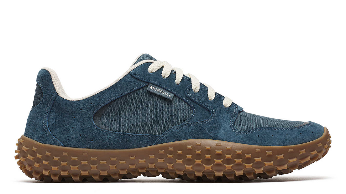 Merrell Wrapt Sneaker in Blau Dusk mit Wildleder, Netzdetails und markanter Noppenlaufsohle, Seitenansicht.