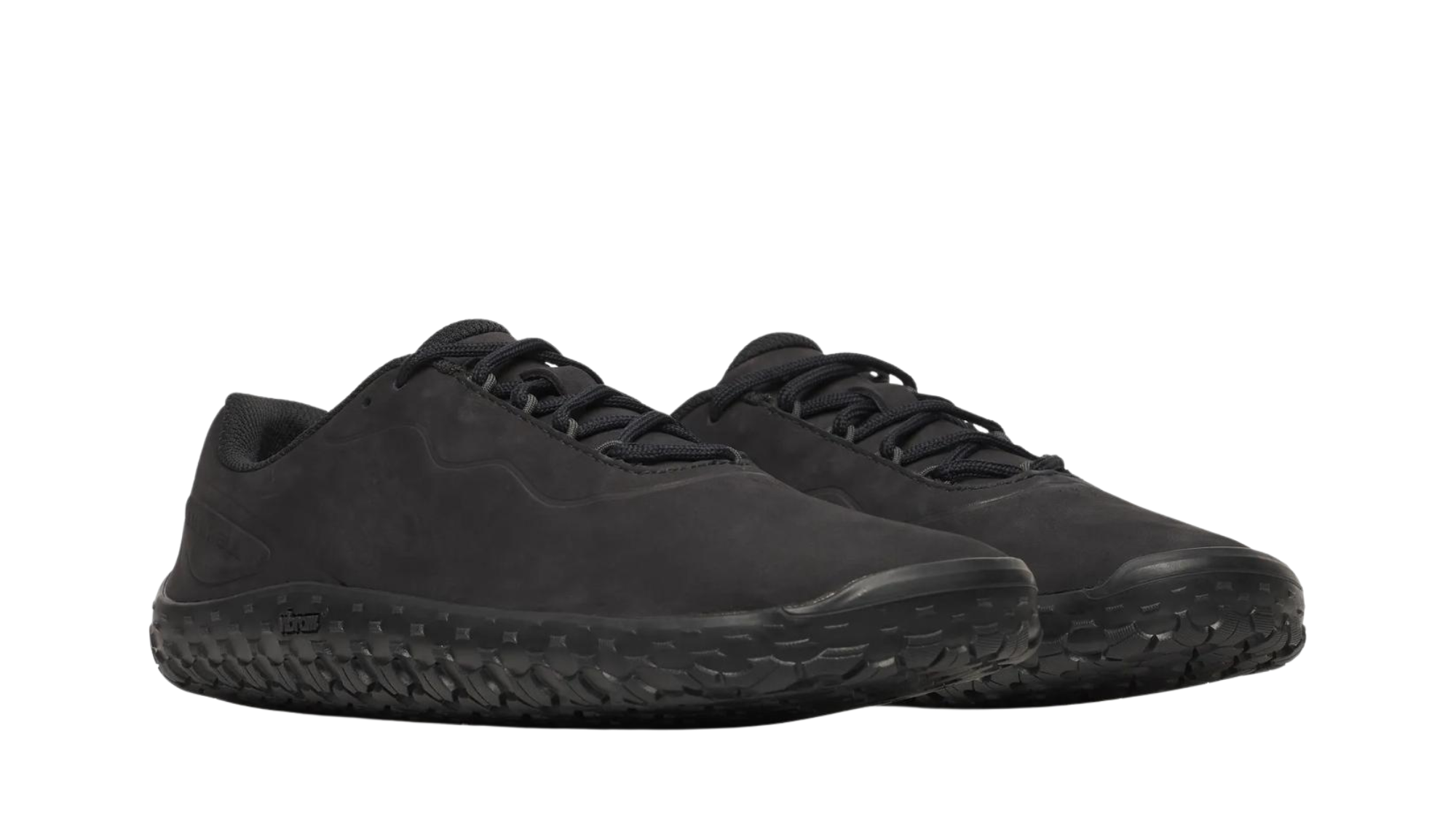 Barfußschuh für Erwachsene als Paar mit Schnürung, breiter Zehenbox und profilierter Sohle, schräge Vorderansicht