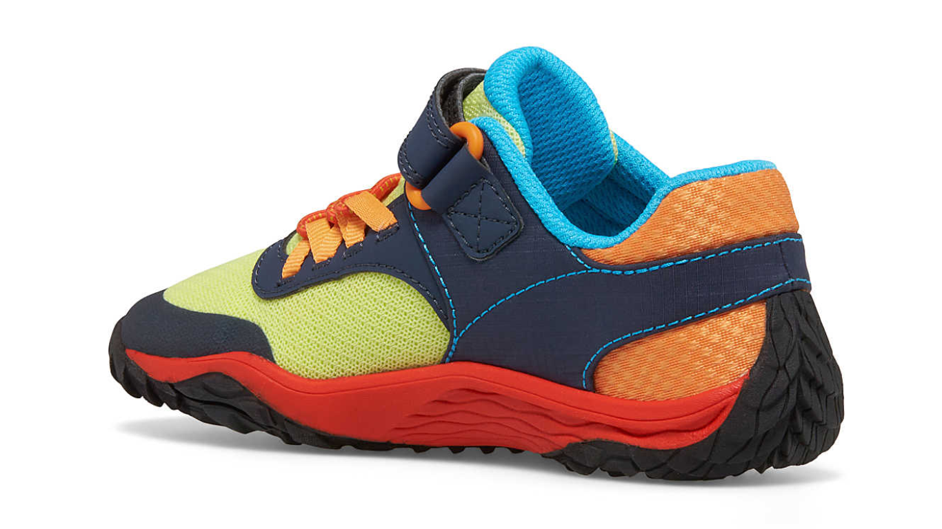 Barfußschuh für Kinder mit Klettverschluss und Schnürsenkeln, geschlossener Zehenbox und geschlossenem Fersenbereich, profilierte Sohle, Seitenansicht außen