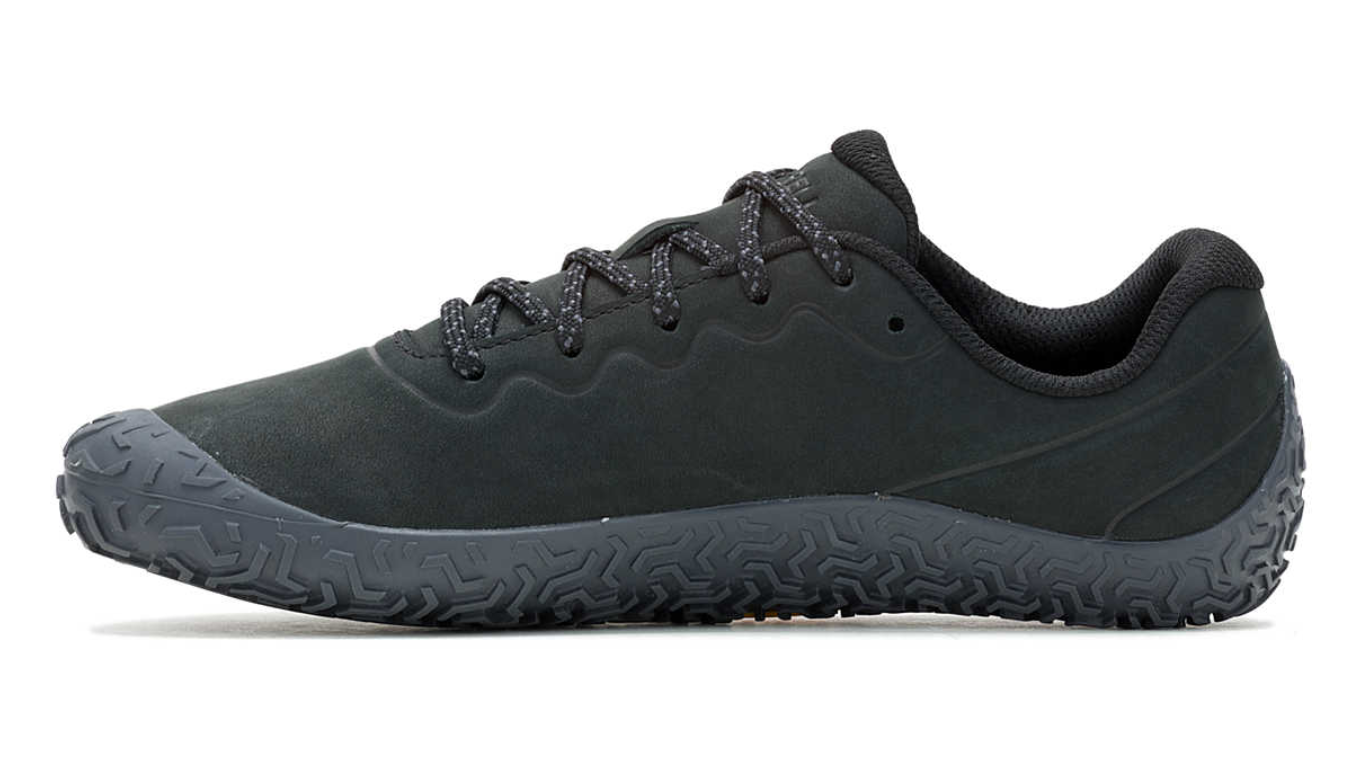 Barfußschuh mit Schnürsenkeln, geschlossener Zehenbox und geschlossenem Fersenbereich, profilierte Sohle, Seitenansicht innen