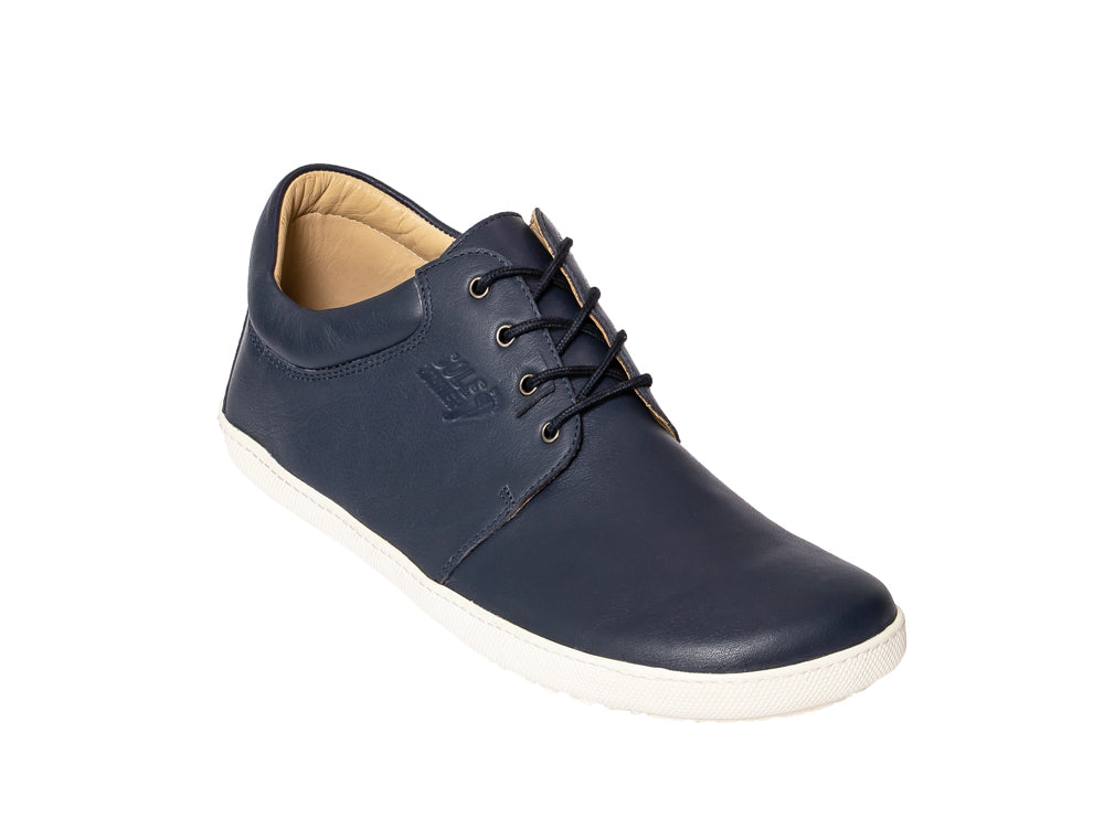 Barfußschuh, geschlossene Zehen und geschlossener Fersenbereich, Schnürsenkel, flexible Sohle, einzelner Schuh, schräge Vorderansicht