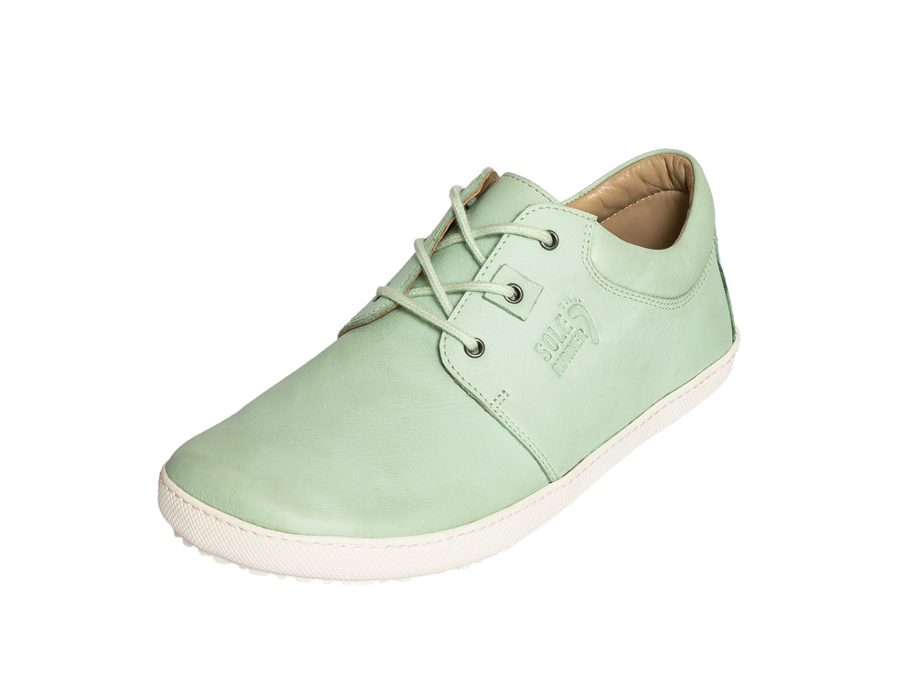 Barfußschuh, geschlossene Zehen und geschlossener Fersenbereich, Schnürsenkel, flexible Sohle, einzelner Schuh, schräge Vorderansicht