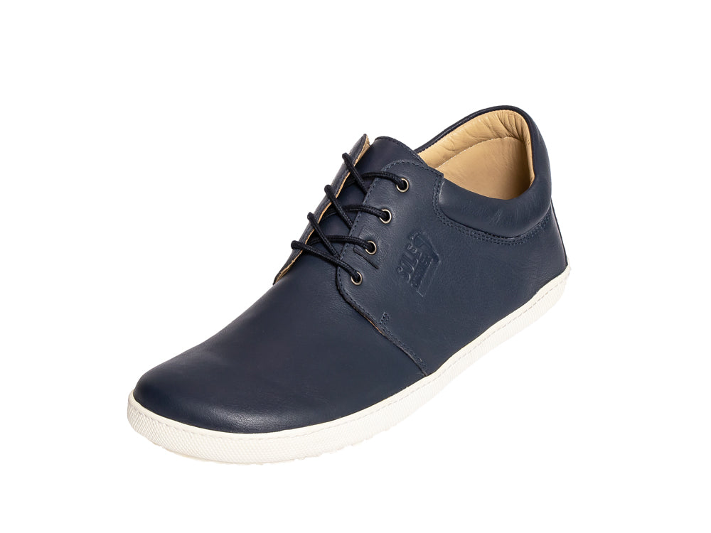 Barfußschuh, geschlossene Zehen und geschlossener Fersenbereich, Schnürsenkel, flexible Sohle, einzelner Schuh, schräge Vorderansicht