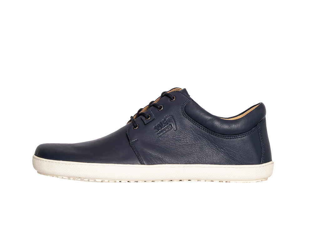Barfußschuh, geschlossene Zehen und geschlossener Fersenbereich, Schnürsenkel, flexible Sohle, einzelner Schuh, Seitenansicht außen