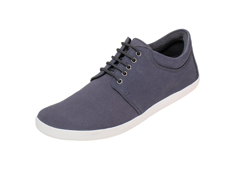 Barfußschuh, geschlossene Zehen und geschlossener Fersenbereich, Schnürsenkel, flexible Sohle, einzelner Schuh, schräge Vorderansicht