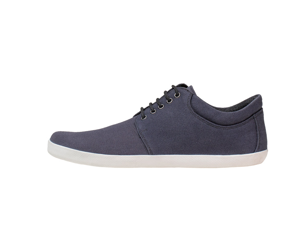 Barfußschuh, geschlossene Zehen und geschlossener Fersenbereich, Schnürsenkel, flexible Sohle, einzelner Schuh, Seitenansicht innen