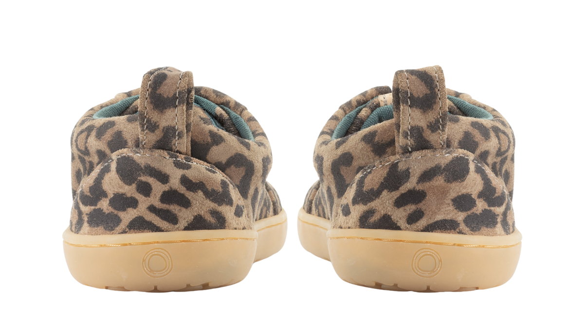 Barfußsneaker mit Schnellverschluss, Animal-Print und geschlossener Zehenpartie, Rückansicht als Paar