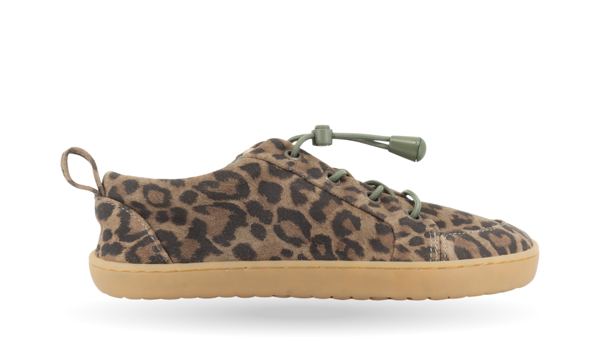 Barfußsneaker mit Schnellverschluss, Animal-Print und geschlossener Zehenpartie, Einzelschuh, Seitenansicht außen