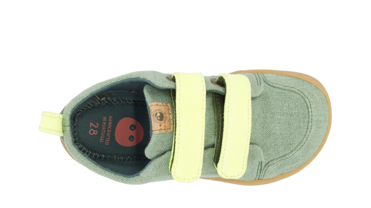 Kinder-Barfußsneaker mit zwei Klettverschlüssen und geschlossener Zehenpartie, Einzelschuh, Draufsicht