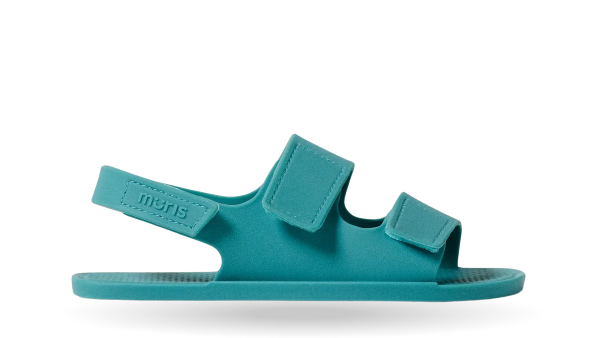 Barfußsandale mit zwei Klettverschlüssen und Fersenriemen, offene Zehen, offener Fersenbereich, flexible Sohle, Seitenansicht außen, einzelner Schuh