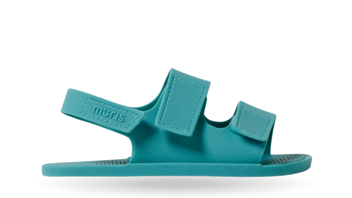 Barfußsandale mit zwei Klettverschlüssen und Fersenriemen, offene Zehen, offener Fersenbereich, flexible Sohle, Seitenansicht außen, einzelner Schuh