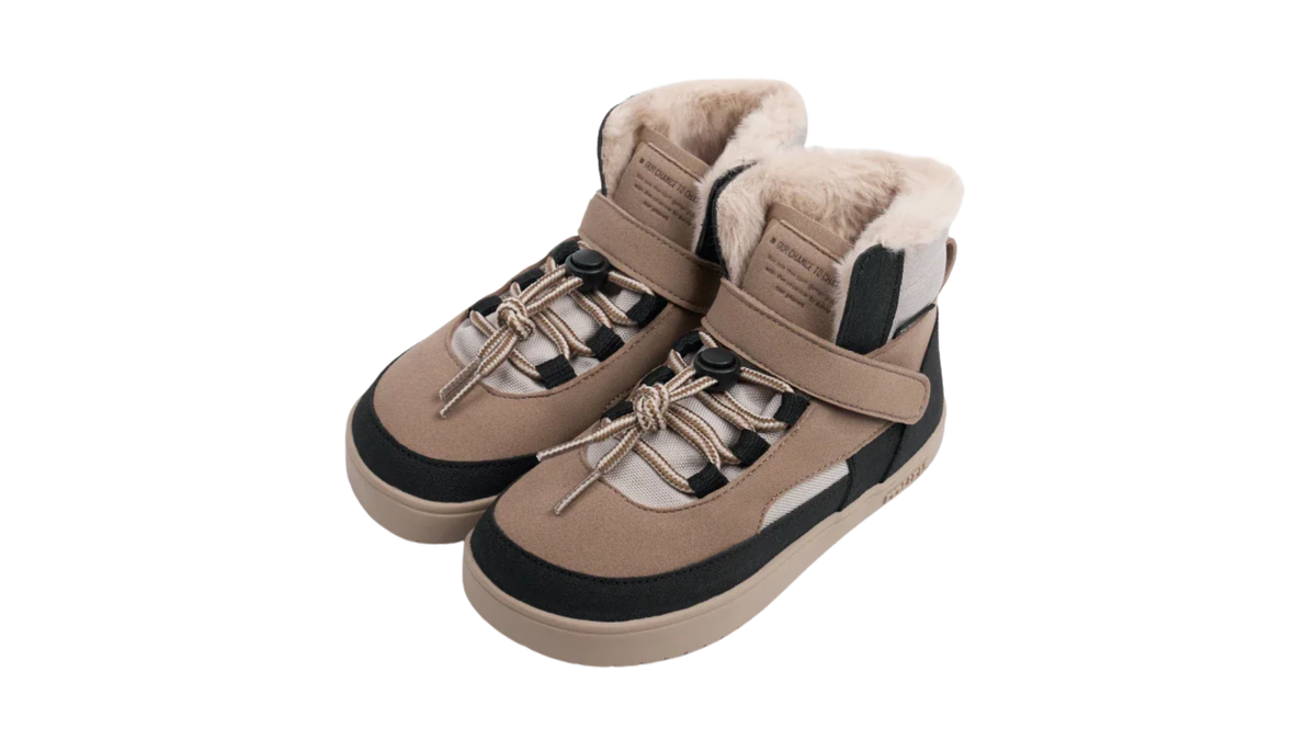 Barfußschuh mit Klettverschluss und Schnellschnürung, breite Zehenbox, flexible Sohle, geschlossener Schaft, geschlossener Fersenbereich, schräge Vorderansicht als Paar