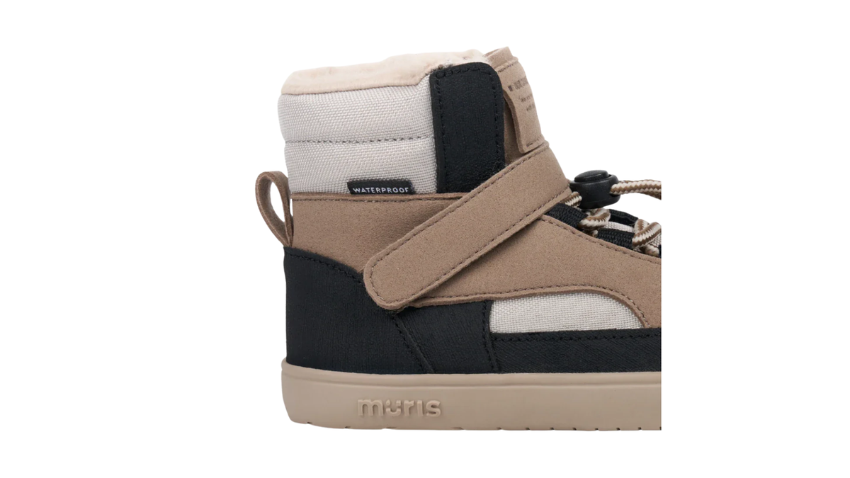 Barfußschuh mit Klettverschluss und Schnellschnürung, breite Zehenbox, flexible Sohle, geschlossener Schaft, geschlossener Fersenbereich, Detailansicht Klettverschluss außen, einzelner Schuh