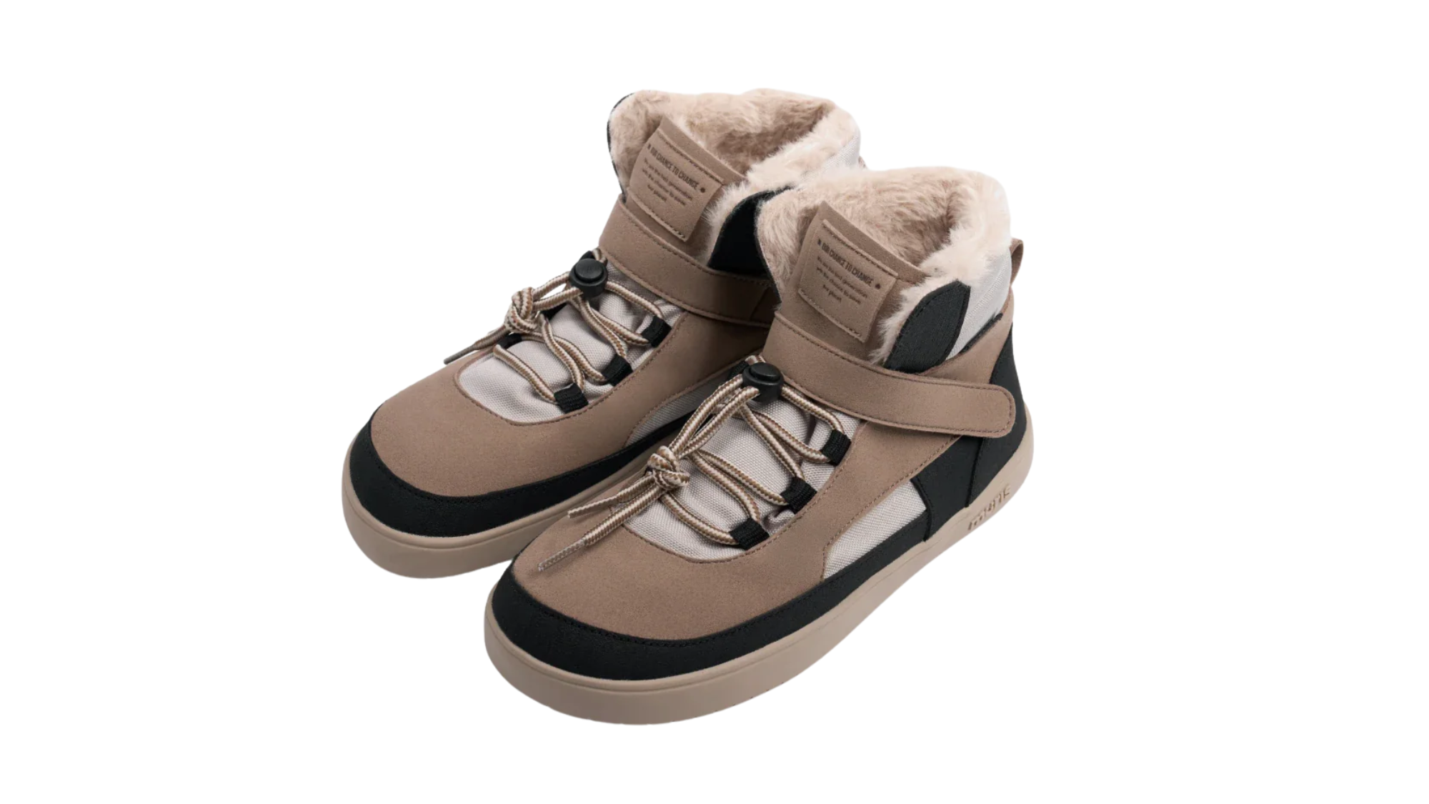 Barfußschuh mit Klettverschluss und Schnellschnürung, breite Zehenbox, flexible Sohle, geschlossener Schaft, geschlossener Fersenbereich, schräge Vorderansicht als Paar