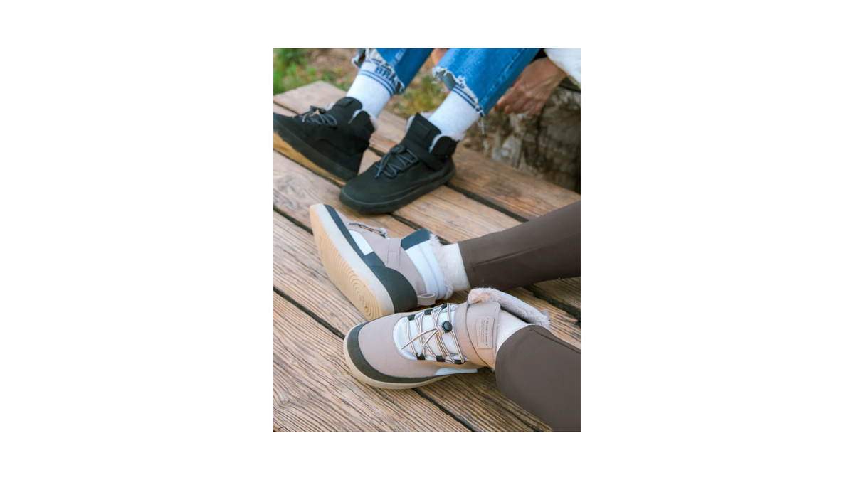 Barfußschuh mit Klettverschluss und Schnellschnürung, breite Zehenbox, flexible Sohle, geschlossener Schaft, geschlossener Fersenbereich, Draufsicht als Paar, getragen am Fuß