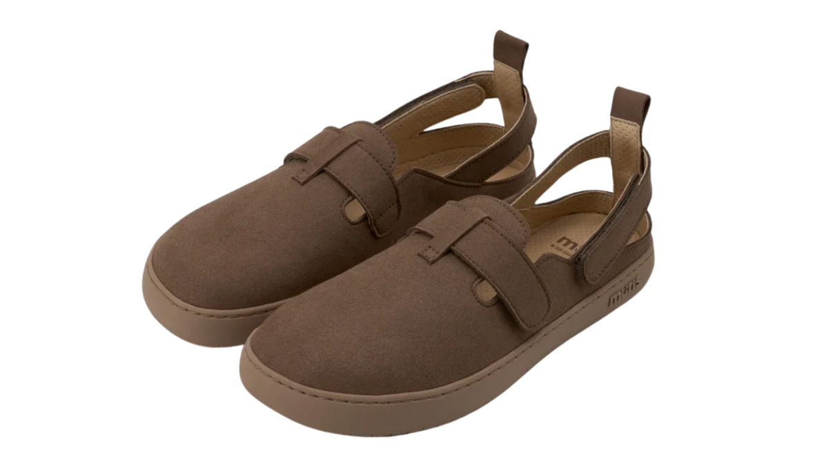 Barfußschuh für Kinder als Paar mit Riemen, flexibler Sohle und geschlossener Zehenpartie, schräge Vorderansicht