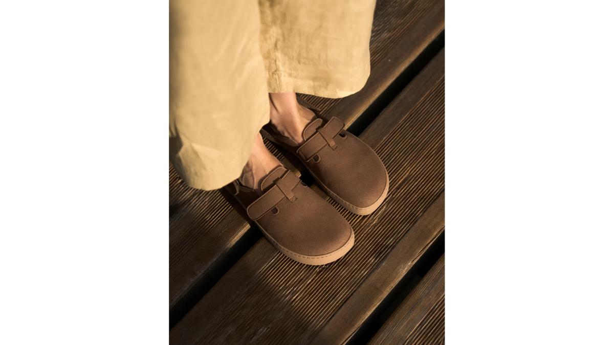 Kind trägt Barfußschuhe mit Riemen und flexibler Sohle im Stand, Draufsicht.
Hinweis: Lifestylebild, kein reines Produktbild