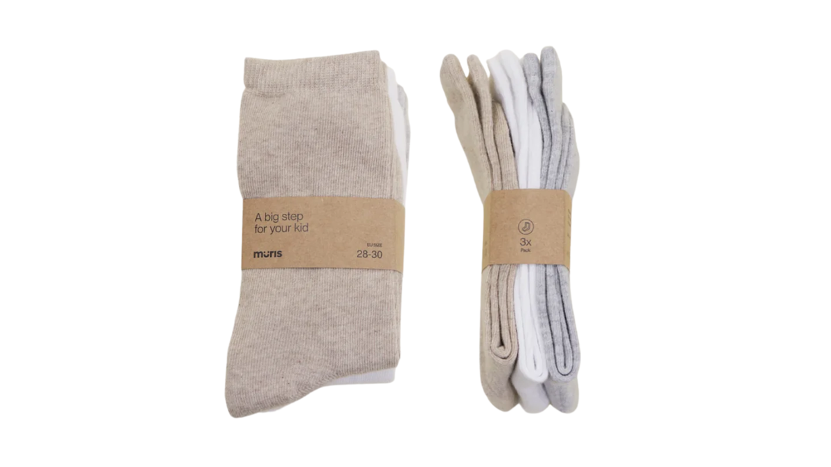 Socken in mittlerer Länge, ein Paar flach liegend und mehrere Paare gebündelt, Draufsicht