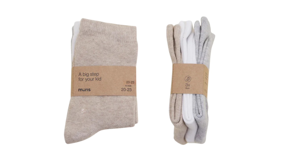 Socken in mittlerer Länge, ein Paar flach liegend und mehrere Paare gebündelt, Draufsicht