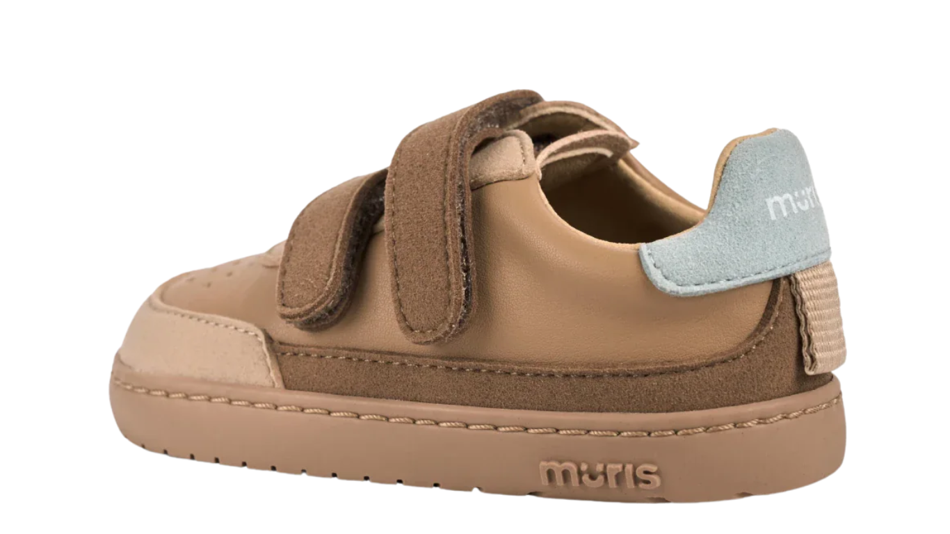 Barfußschuh für Kinder mit breiter Zehenbox, flexibler Sohle und zwei Klettverschlüssen, schräge Vorderansicht