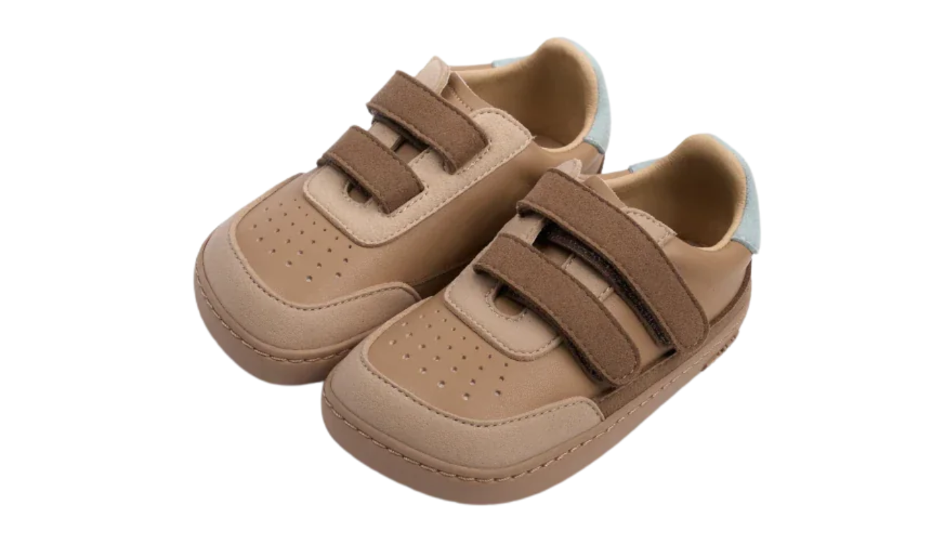 Barfußschuh für Kinder als Paar mit breiter Zehenbox, flexibler Sohle und zwei Klettverschlüssen, schräge Vorderansicht