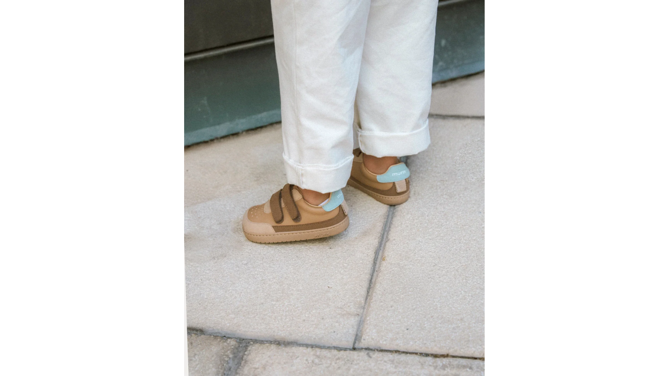 Barfußschuh für Kinder als Paar mit breiter Zehenbox, flexibler Sohle und zwei Klettverschlüssen, schräge Vorderansicht