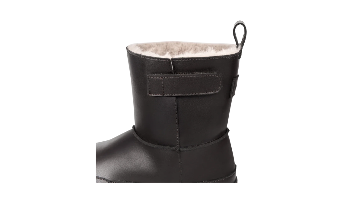 Barfußwinterstiefel für Kinder, geschlossene Zehenpartie, geschlossener Fersenbereich, Schaft mit Klettverschluss, flache Sohle, Detailansicht Klettverschluss