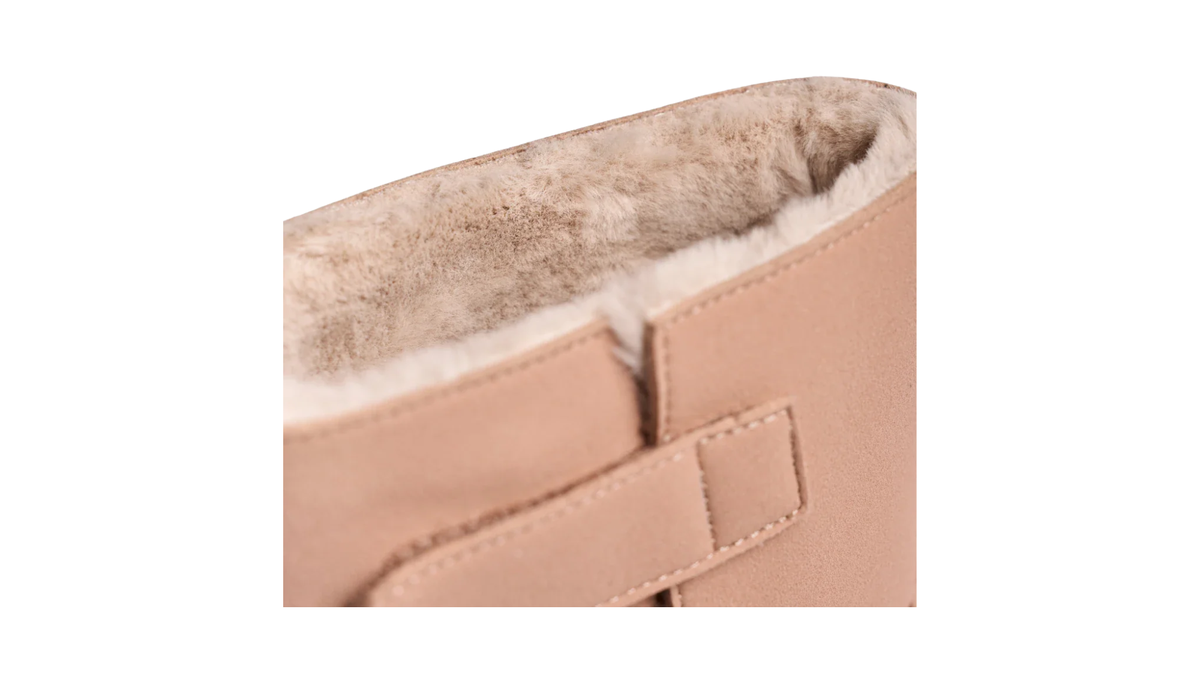 Barfußwinterstiefel für Kinder, geschlossene Zehenpartie, geschlossener Fersenbereich, Schaft mit Klettverschluss, flache Sohle, Detailansicht Klettverschluss und Schaft