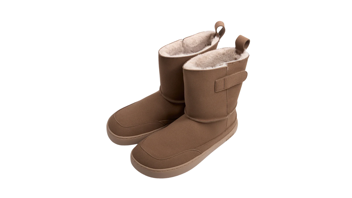Barfußwinterstiefel, geschlossene Zehenpartie, geschlossener Fersenbereich, Schaft mit Klettverschluss, Zuglasche, flache Sohle, schräge Vorderansicht als Paar