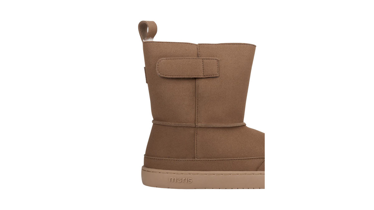 Barfußwinterstiefel, Seitenansicht innen, geschlossene Zehenpartie, geschlossener Fersenbereich, Schaft mit Klettverschluss, Zuglasche, flache Sohle