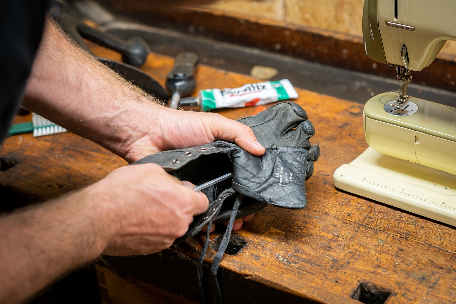 Handwerkliche Tätigkeit an einem Fivefingers aus Leder