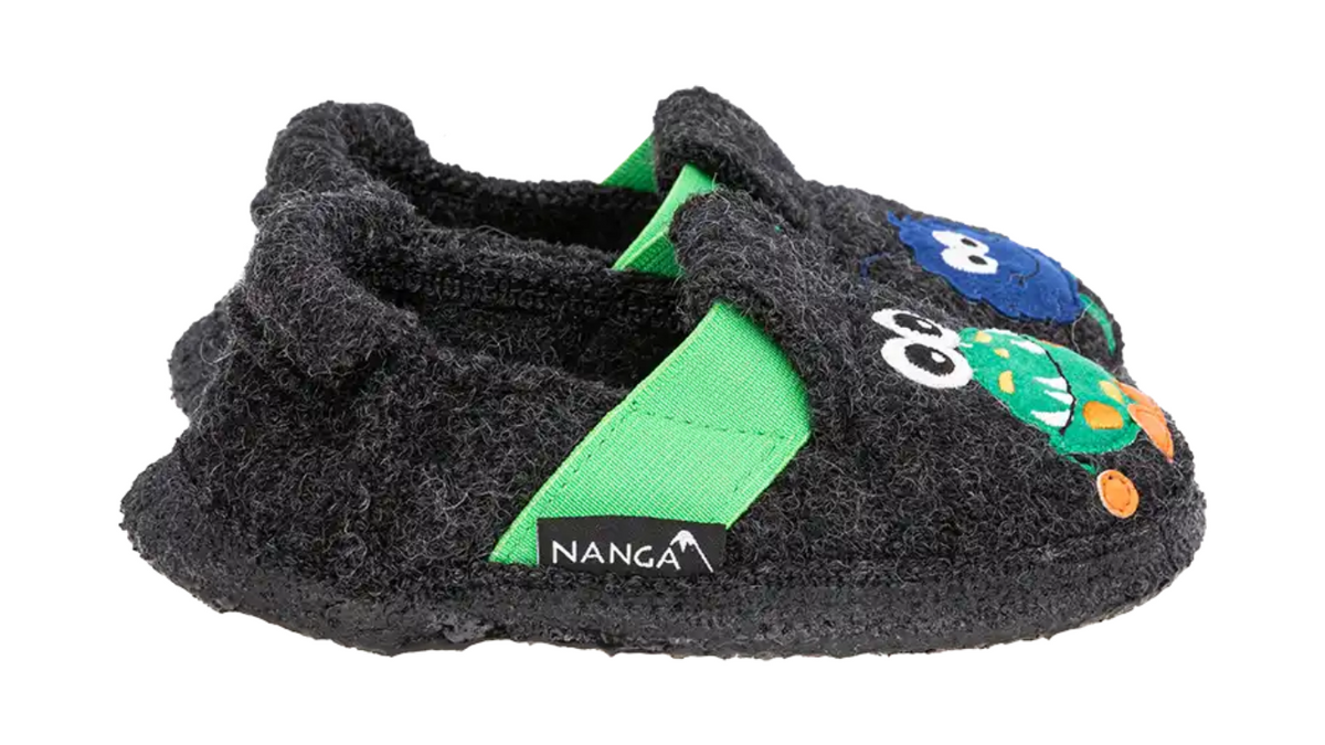Barfußhausschuh für Kinder ohne Verschluss mit breiter Zehenbox und geschlossenem Fersenbereich, Seitenansicht außen