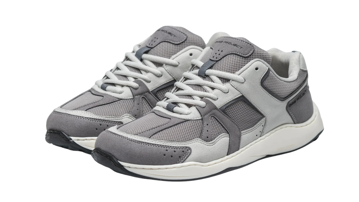 Barfußschuh für Erwachsene, geschlossene Zehenpartie, geschlossener Fersenbereich, Schnürung, seitliche Einsätze und Ziernähte, flache Sohle, schräge Vorderansicht als Paar