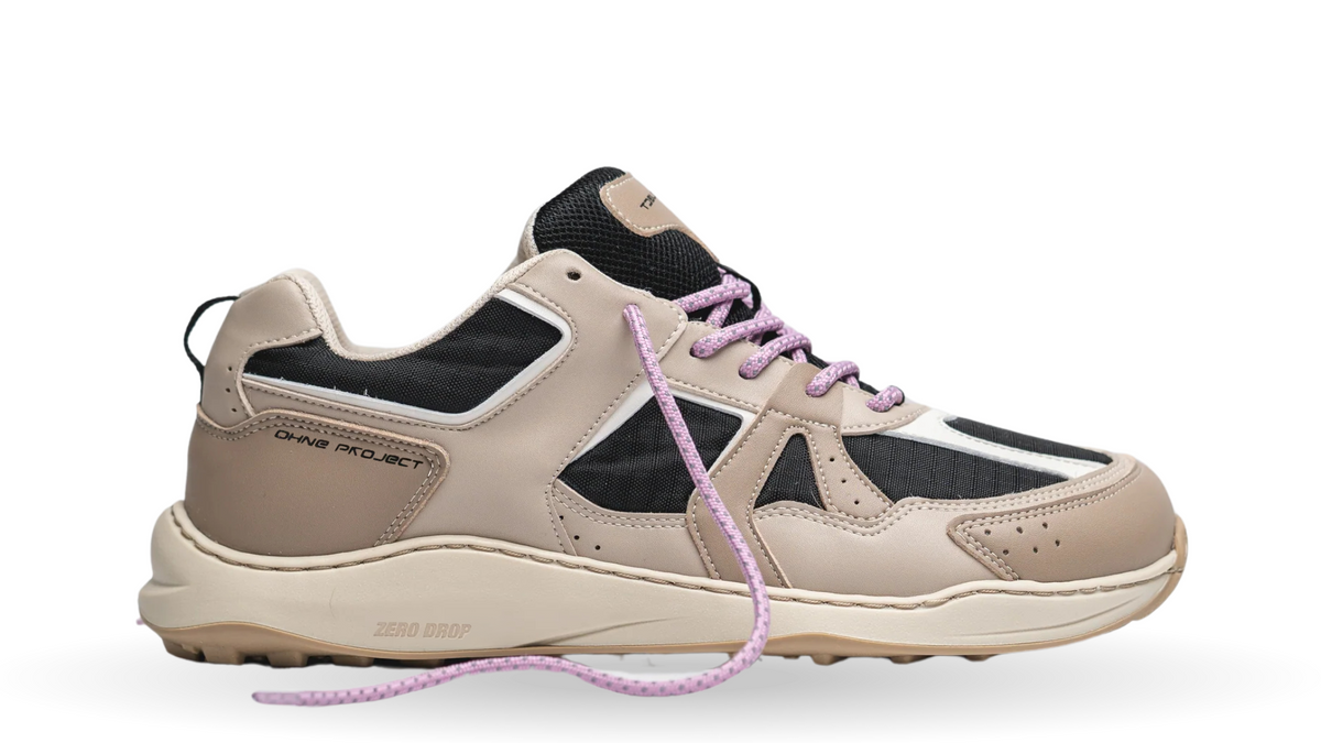 Barfußschuh für Erwachsene, geschlossene Zehenpartie, geschlossener Fersenbereich, Schnürung, textile Einsätze und Perforation im Seitenbereich, flache Sohle, Seitenansicht außen