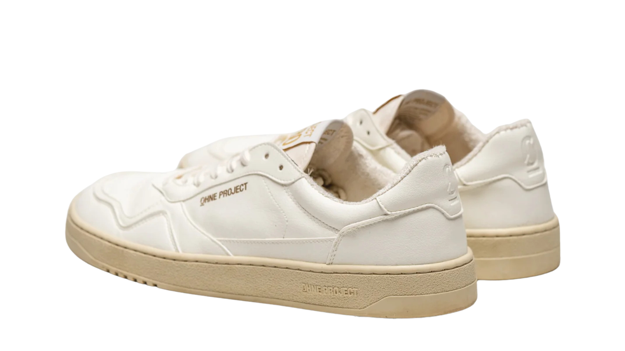 Barfußschuh für Erwachsene, Paaransicht, geschlossene Zehenpartie, geschlossener Fersenbereich, Schnürung, gepolsterter Schaftrand, flache Sohle, schräge Rückansicht