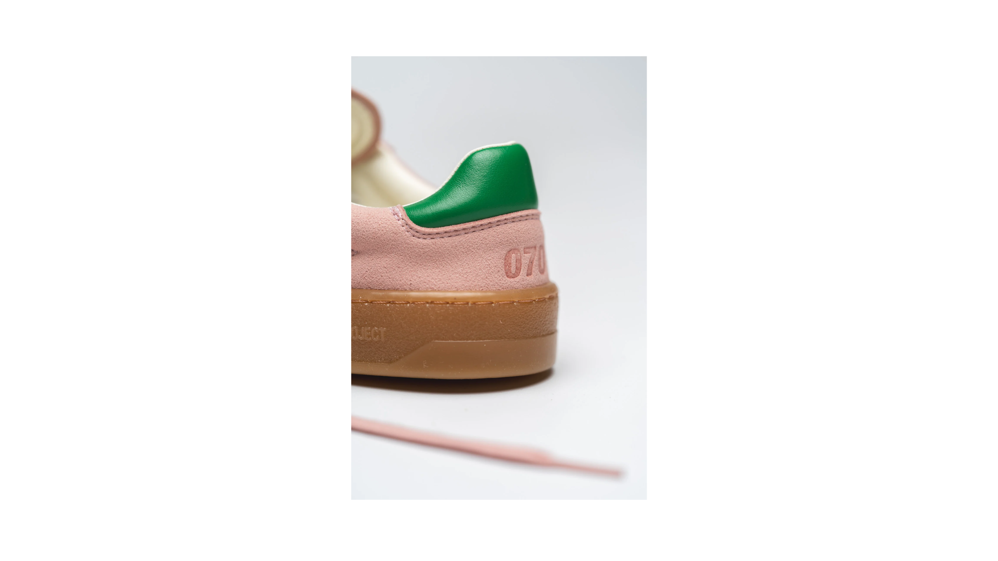 Barfußschuh, geschlossene Zehen und geschlossener Fersenbereich, Schnürung, flexible Sohle, Detailansicht Fersenbereich