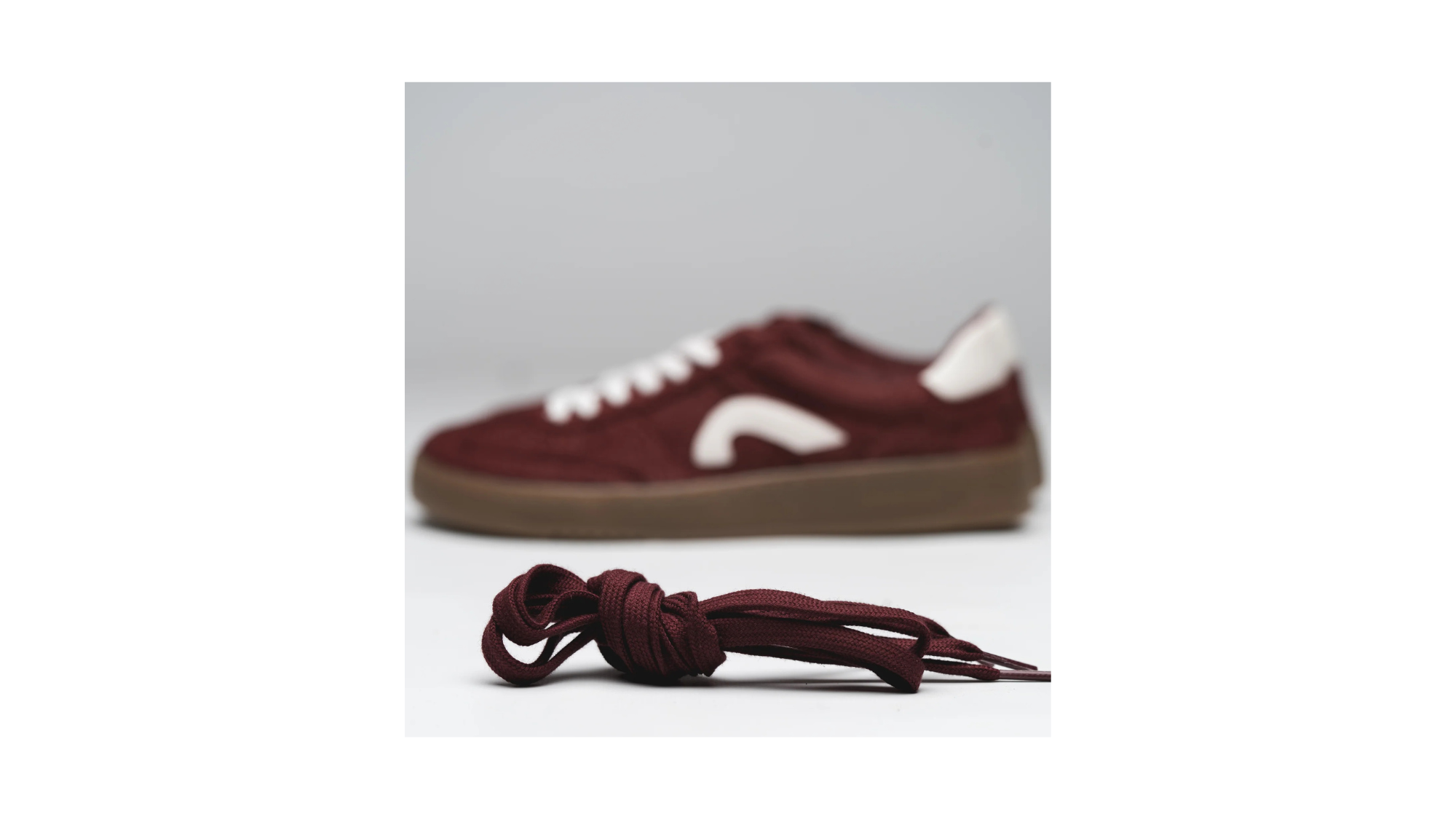 Barfußschuh, geschlossene Zehen und geschlossener Fersenbereich, Schnürung, flexible Sohle, Seitenansicht und Detailansicht Schnürsenkel