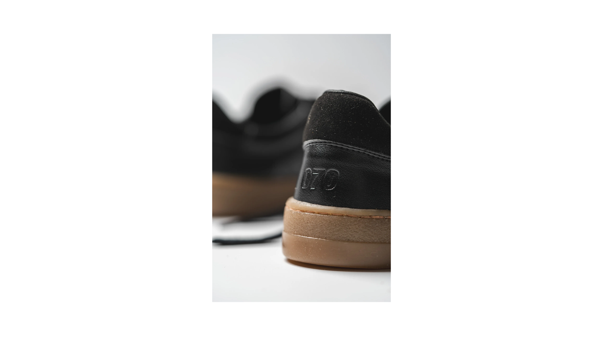 Detailansicht von Fersenbereich und Sohle eines Barfußsneakers für Erwachsene
