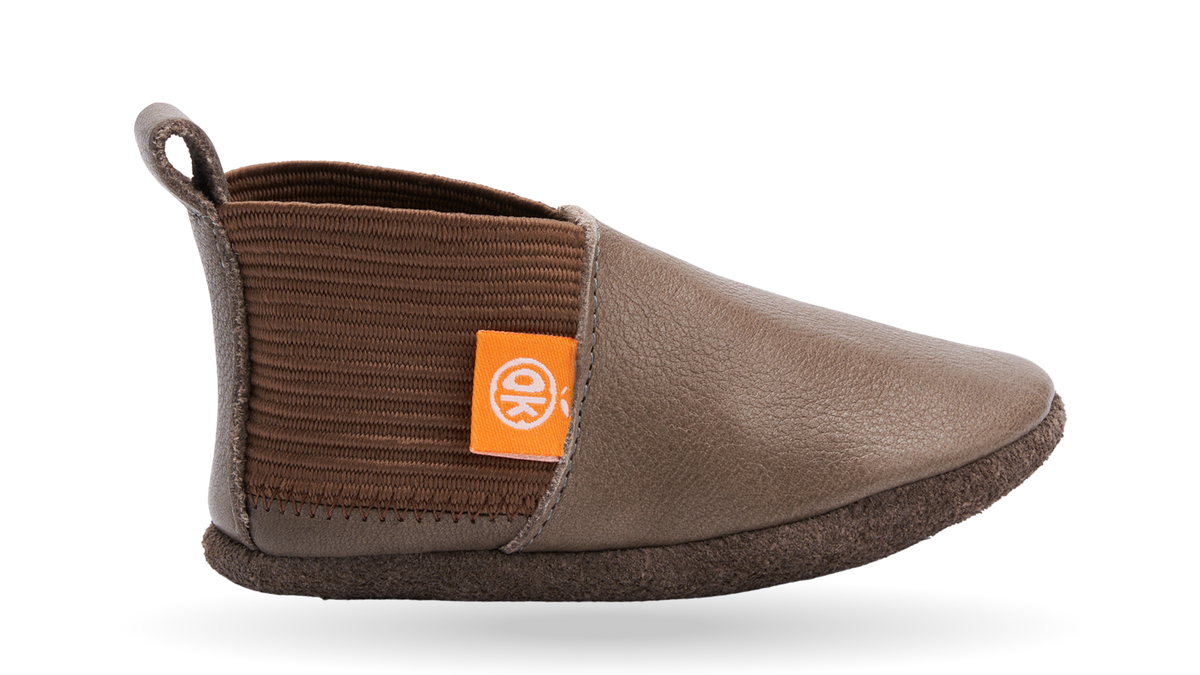 Kinderkrabbelschuh mit breiter Zehenbox, geschlossenem Zehenbereich, elastischem Schaft und Fersenschlaufe, Seitenansicht außen
