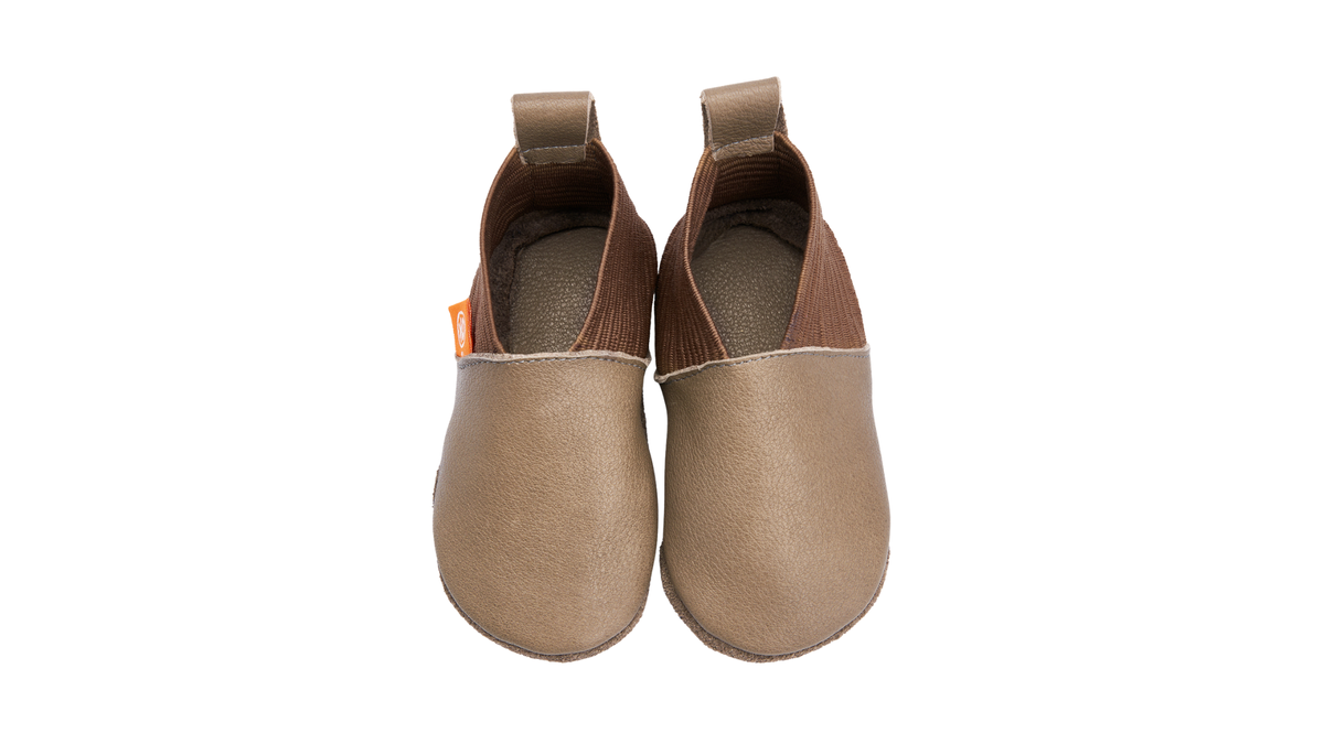 Paar Kinderkrabbelschuhe mit breiter Zehenbox, geschlossenem Zehenbereich und elastischem Schaft, Draufsicht
