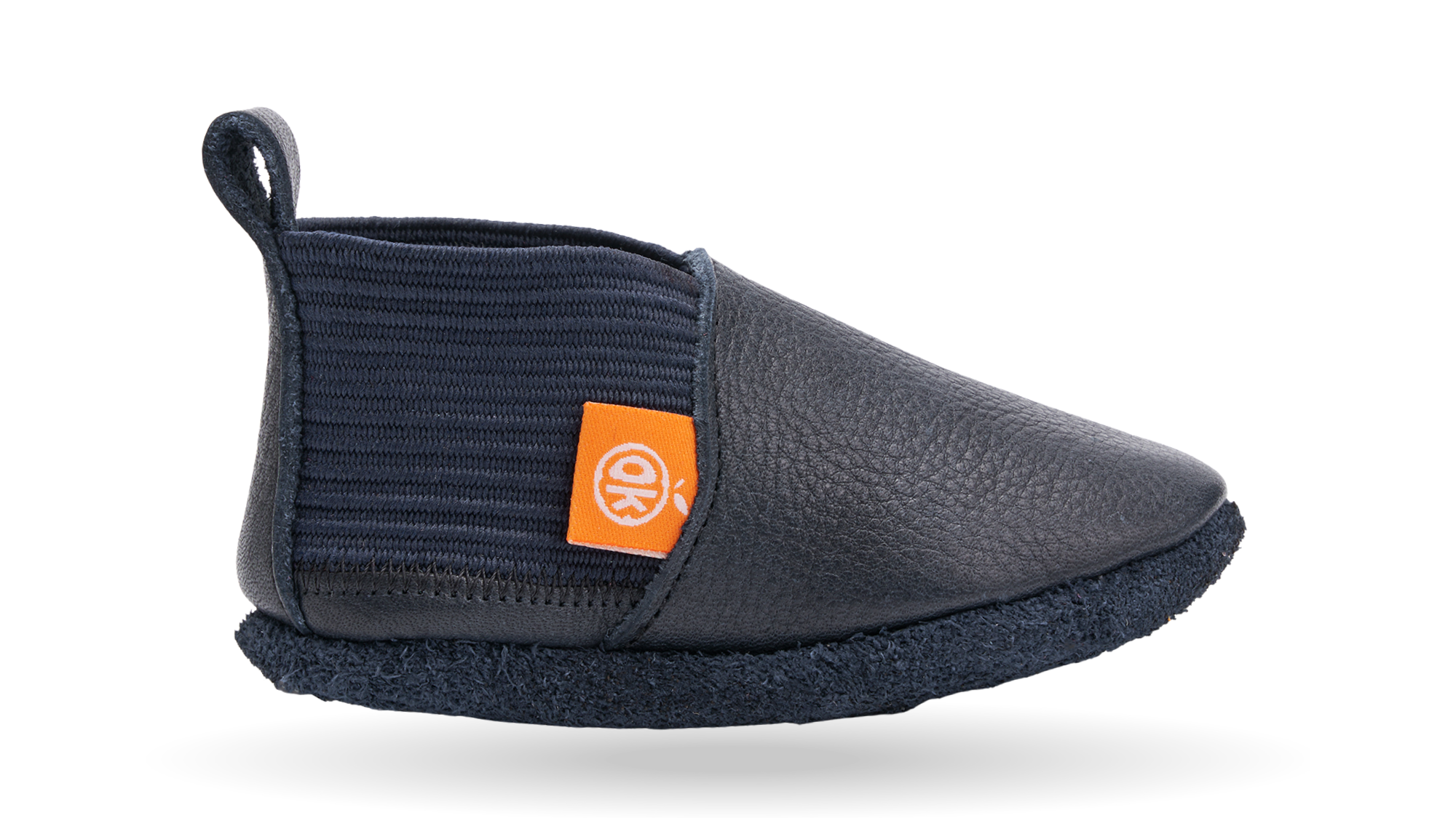 Kinderkrabbelschuh mit breiter Zehenbox, geschlossenem Zehenbereich, elastischem Schaft und Fersenschlaufe, Seitenansicht außen