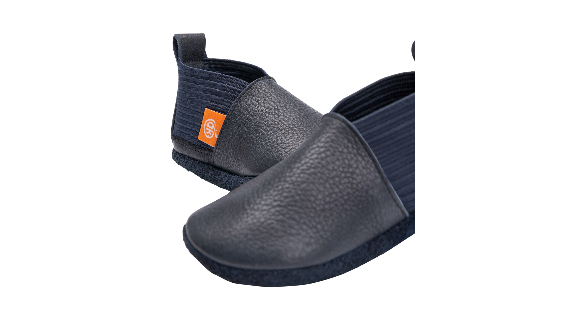 Kinderkrabbelschuhe mit breiter Zehenbox, elastischem Schaft und Fersenschlaufe, Detailansicht