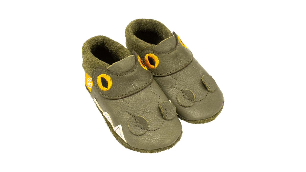 Paar Kinderhausschuhe mit breiter Zehenbox, Klettverschluss, geschlossenem Zehenbereich und Tiermotiv, schräge Vorderansicht