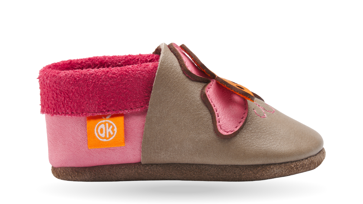Kinderkrabbelschuh mit breiter Zehenbox, geschlossenem Zehenbereich, hohem Fersenbereich und Tiermotiv, Seitenansicht außen