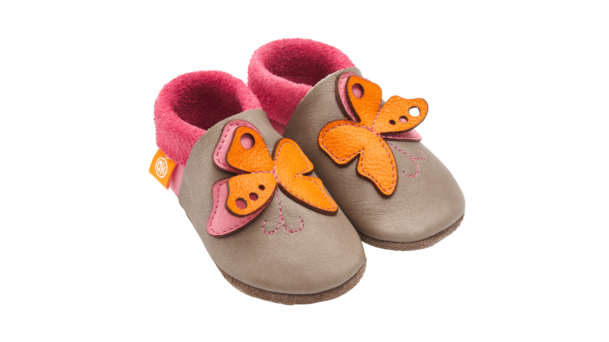 Paar Kinderkrabbelschuhe mit breiter Zehenbox, geschlossenem Zehenbereich und Tiermotiv, schräge Vorderansicht