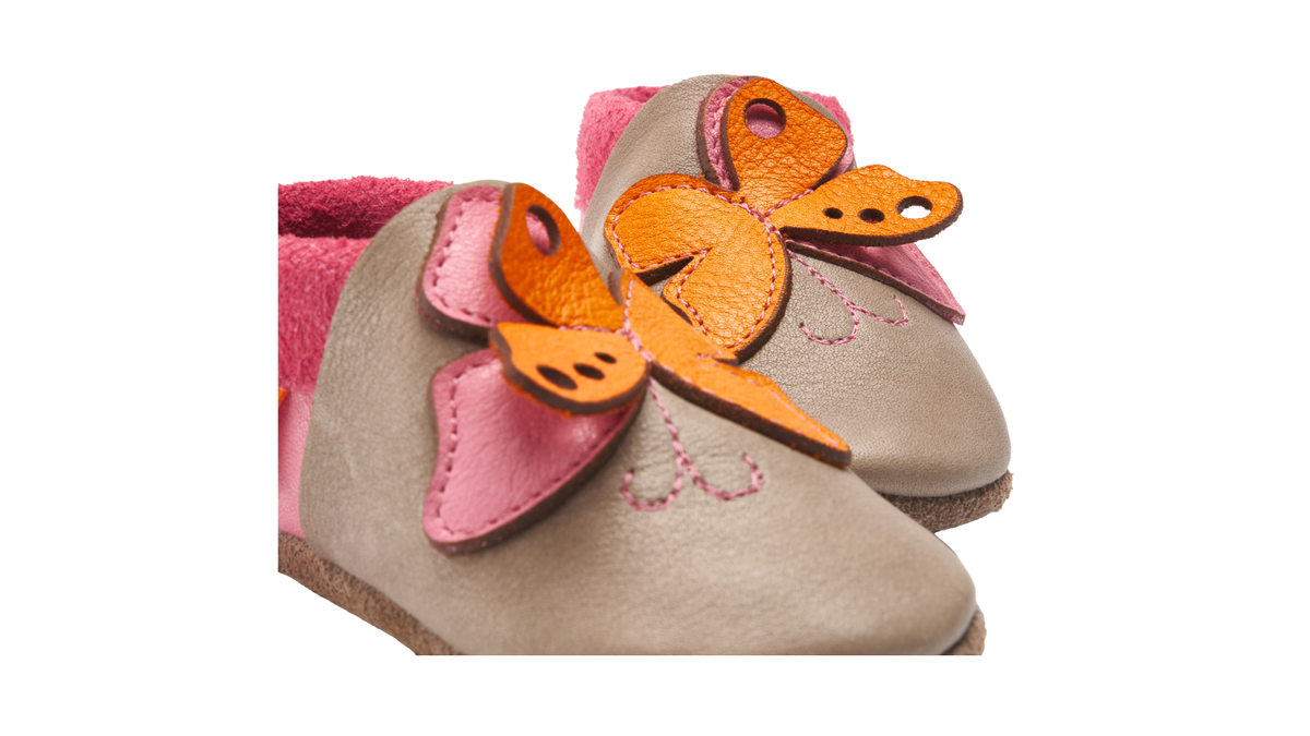 Kinderkrabbelschuhe mit breiter Zehenbox, geschlossenem Zehenbereich und Tiermotiv, Detailansicht