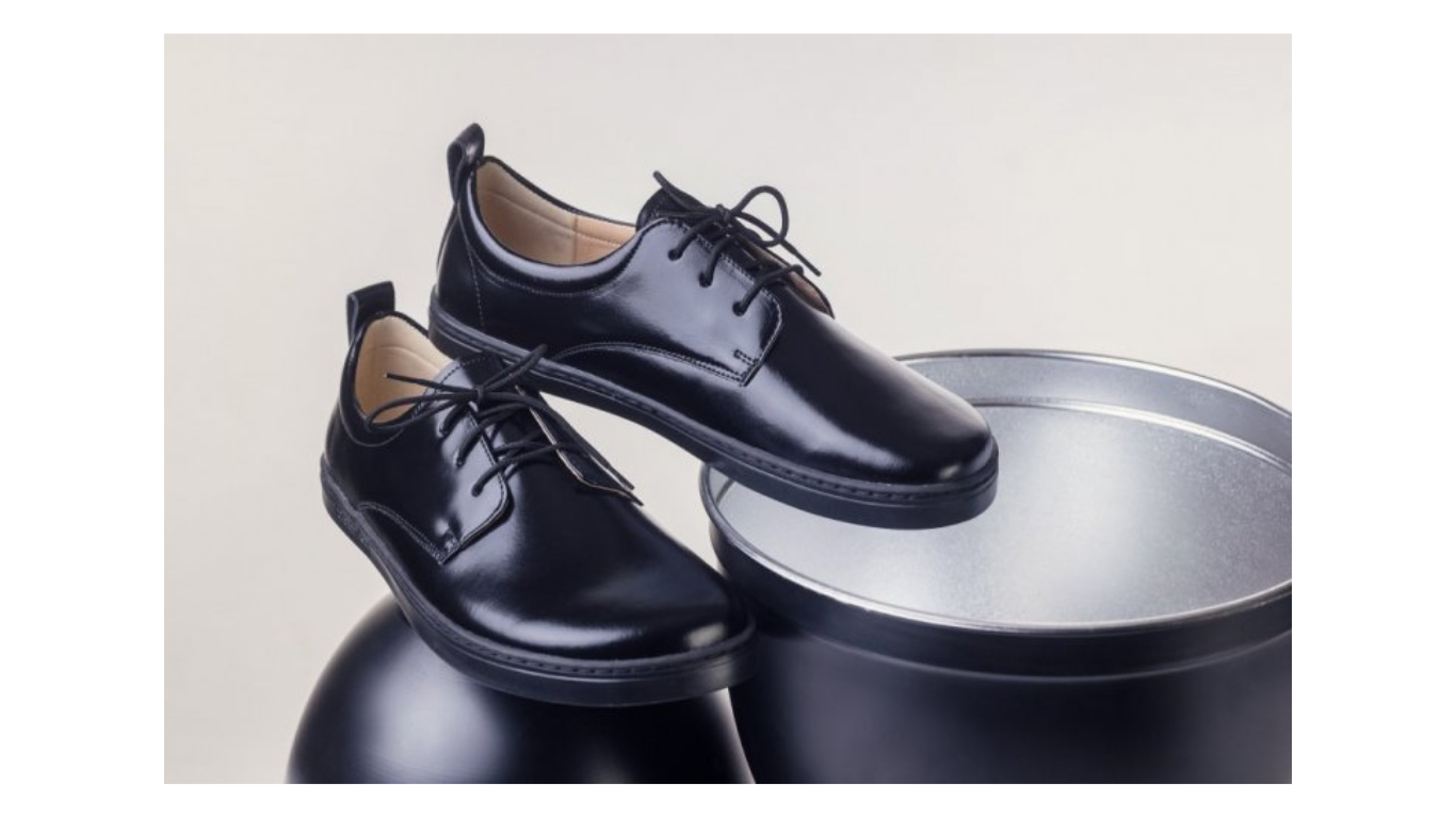 Barfußschuh mit Schnürverschluss, breiter Zehenbox und flacher Sohle, geschlossener Fersenbereich, schräge Vorderansicht