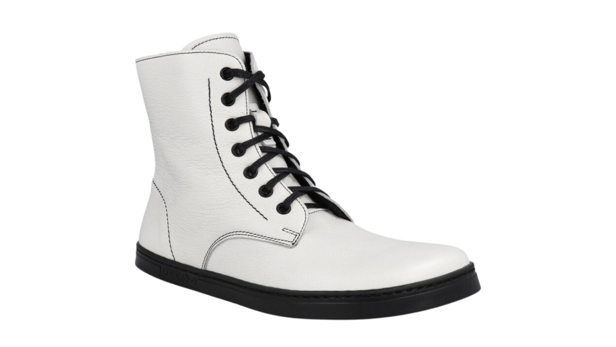 Barfußstiefel mit Schnürverschluss, breiter Zehenbox und flacher Sohle, geschlossener Fersenbereich, schräge Vorderansicht