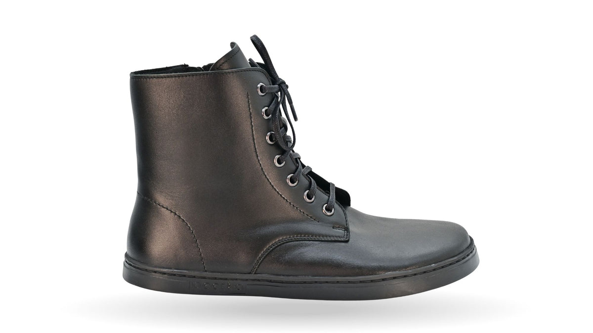 Barfußstiefel mit Schnürverschluss, breiter Zehenbox und flacher Sohle, geschlossener Fersenbereich, Seitenansicht außen